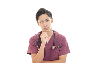 真剣な表情の医師