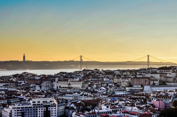 Sonnenuntergang in Lissabon mit Brücke
