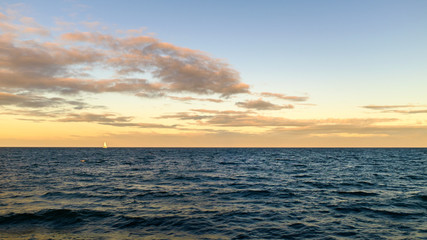 Obraz premium Yacht Sails Catching the Sunset