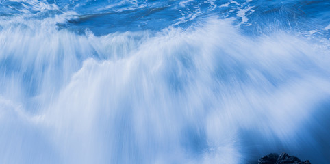 Blaue Welle als Frontalaufnahme lange Belichtungszeit
