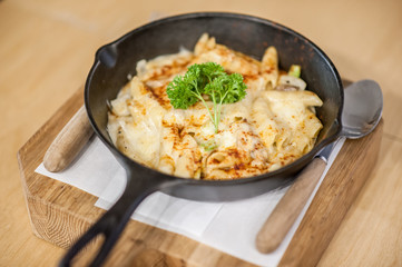 Cheesy baked macaroni