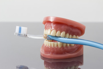 Dental Hygiene und Sauberkeit Konzept mit einer Zahnbürste zwischen den Zähnen.