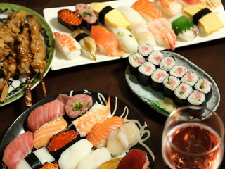sushi yakitori/寿司 焼き鳥などの和食盛り合わせ