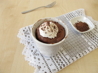 Nougat Mug Cake mit Zuckercreme und Schokostreuseln