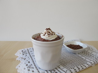 Nougat Mug Cake mit Zuckercreme und Schokostreuseln