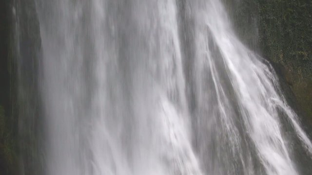 CASCADA CATARATA ABAJO ARRIBA COMPLETA

Cascada desde el final hasta el principio con un paneo o plano vertical sobre tr&iacute;pode y con audio