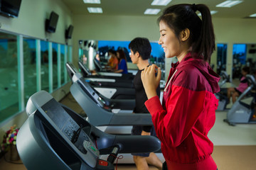 Fototapeta na wymiar Asian women Exercise by running