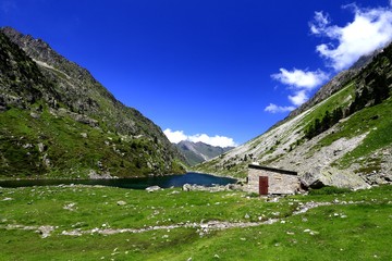 Fototapeta na wymiar Lac et cabace du Plaa de Prat Pyrénées