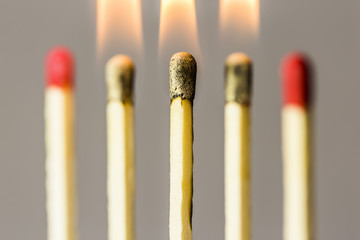 burnout-syndrom, brennende Streichhölzer,isoliert