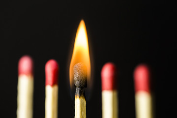 burnout-syndrom, brennendes Streichholz, schwarzer Hintergrund