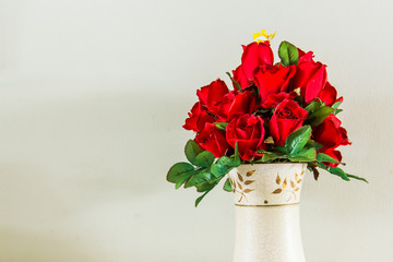 Red roses flower in vase.