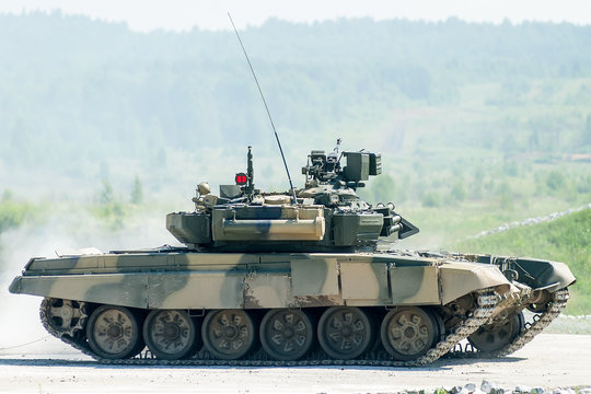 Tank T-80s moves