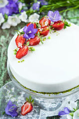 Strawberry cake with vanilla mousse 