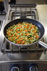 cucinare tritare sminuzzare cuocere verdure verdura coltello gas fornelli