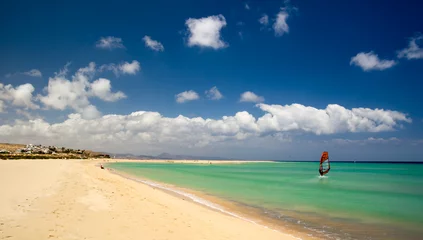 Fotobehang Sotavento Beach, Fuerteventura, Canarische Eilanden Windsurfers bij Risco del Paso, Fuerteventura