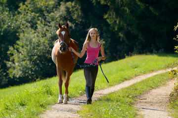 Teenagermädchen mit Pferd