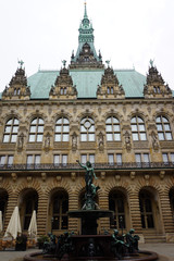 Fototapeta na wymiar Hygieia-Brunnen am historischen Rathaus