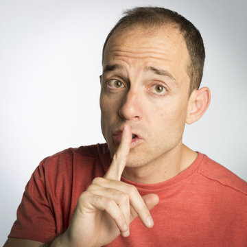 Hombre pidiendo silencio