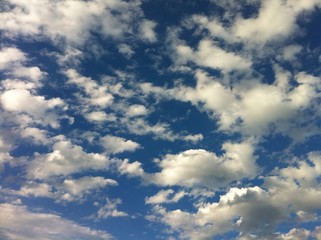 Cielo blu, nuvole bianche. Sfondo