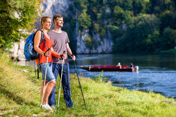 Mann und Frau beim Wandern an Donau