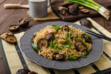Chinese noodles with chicken and shitake
