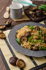 Chinese noodles with chicken and shitake