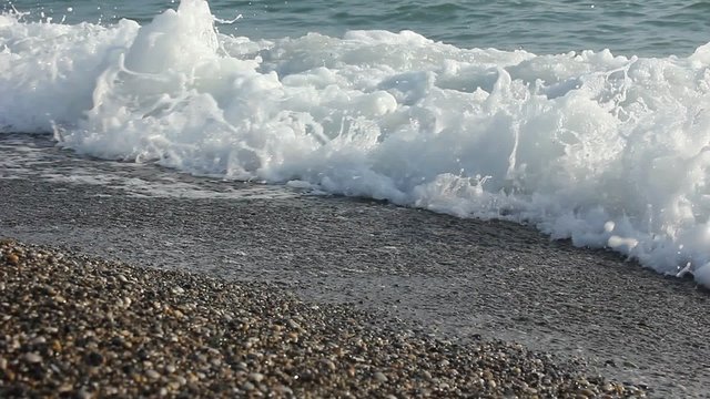G&uuml;zel bir yaz g&uuml;n&uuml; sahile vuran dalgalar