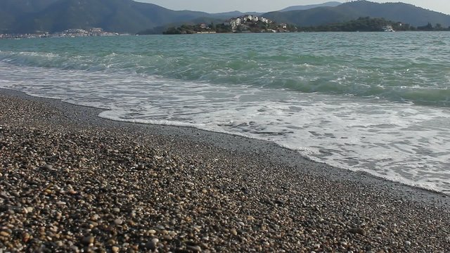 Fethiye manzarası eşliğinde  sahile vuran dalgalar