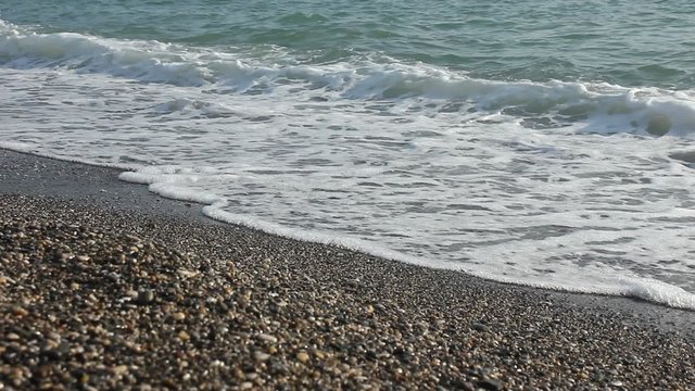 G&uuml;zel bir yaz g&uuml;n&uuml; sahile vuran dalgalar