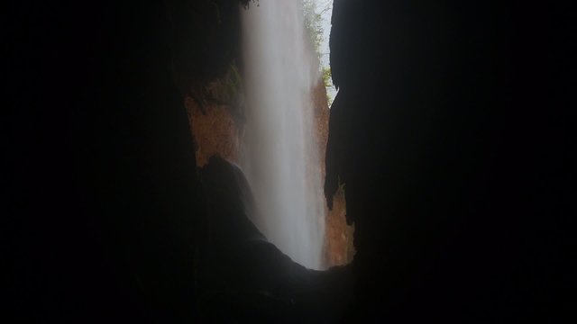 CASCADA DESDE CUEVA
Agujero central por el que se ve la cascada, plano fijo 
