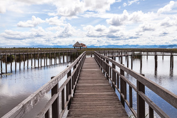 Naklejka premium Piękny drewniany most i jezioro w Parku Narodowym Sam Roi Yot