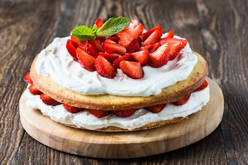 Strawberry cream layer cake