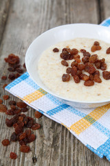 Oatmeal with raisins