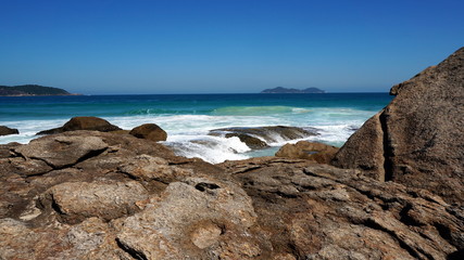 Fototapeta na wymiar Rocas en Playa Lopes Mendes, Ilha Grande 