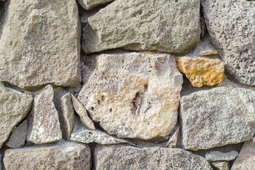 mur ancien à pierres apparentes jointoyées à la chaux 