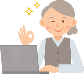 女性事務員　高齢　ノートパソコン