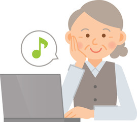 女性事務員　高齢　ノートパソコン