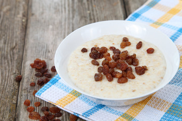Oatmeal with raisins
