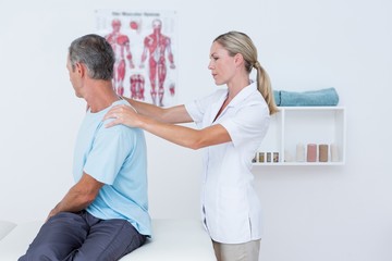 Obraz premium Doctor examining her patient neck