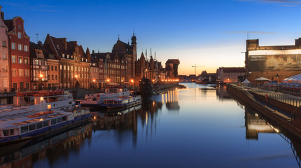 Gdańsk, panorama nocna nabrzeży Motławy. Po lewej stronie Długie Pobrzeże ze Starym Żurawiem, a po prawej oddane do użytku w 2014 r nabrzeże Wyspy Spichrzów