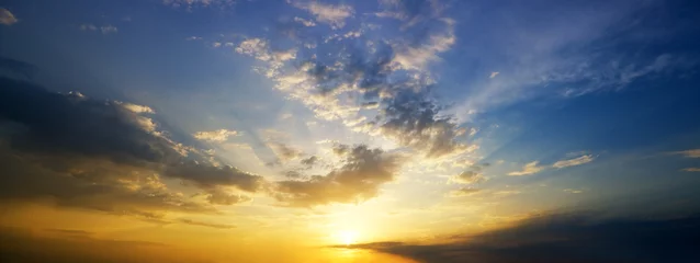 Selbstklebende Fototapete Himmel Himmelshintergrund bei Sonnenaufgang