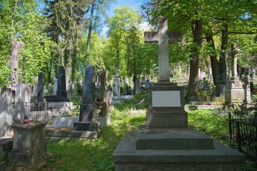 Fototapeta na wymiar beautiful old cemetery in Lviv