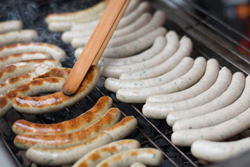 leckere Bratwürste am Grill