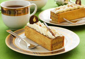 Cake of banana muffins and banana cream covered with butter cream.