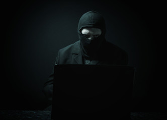 Düsterer Businessmann vor Laptop