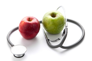 Protege tu salud con una comida sana: estetoscopio y manzana en fondo blanco - 85801537