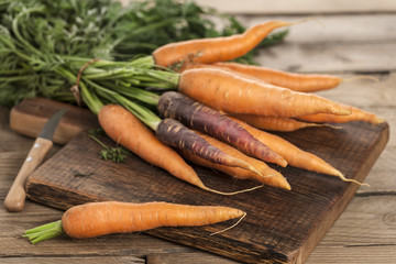 Frische Möhren auf Naturholzbrett
