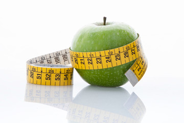 Manzana verde con cinta sobre fondo blanco (salud y concepto de dieta) - 85802372
