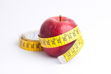 Manzana con cinta sobre fondo blanco (salud y concepto de dieta) - 85802543