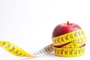 Manzana con cinta sobre fondo blanco (salud y concepto de dieta) - 85802553